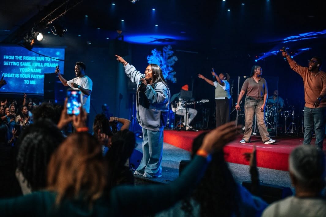 Worship tijdens een dienst van Safe Haven Church